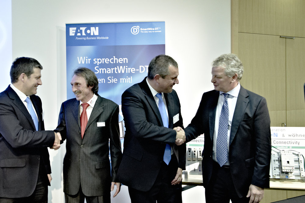 Новые партнеры Eaton по SmartWire-DT: Hilscher и Wohner подписали договор о кооперации во время проведения SPS/IPC/DRIVES 2011.